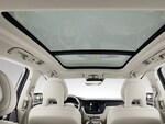 Interior do XC60 T5 Inscription, SUV da Volvo Cars. Destaque para o teto solar.
