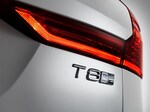 Foto com foco no logo T8 do XC60 R-Design, SUV esportivo da Volvo Cars, em sua versão com motorização híbrida.