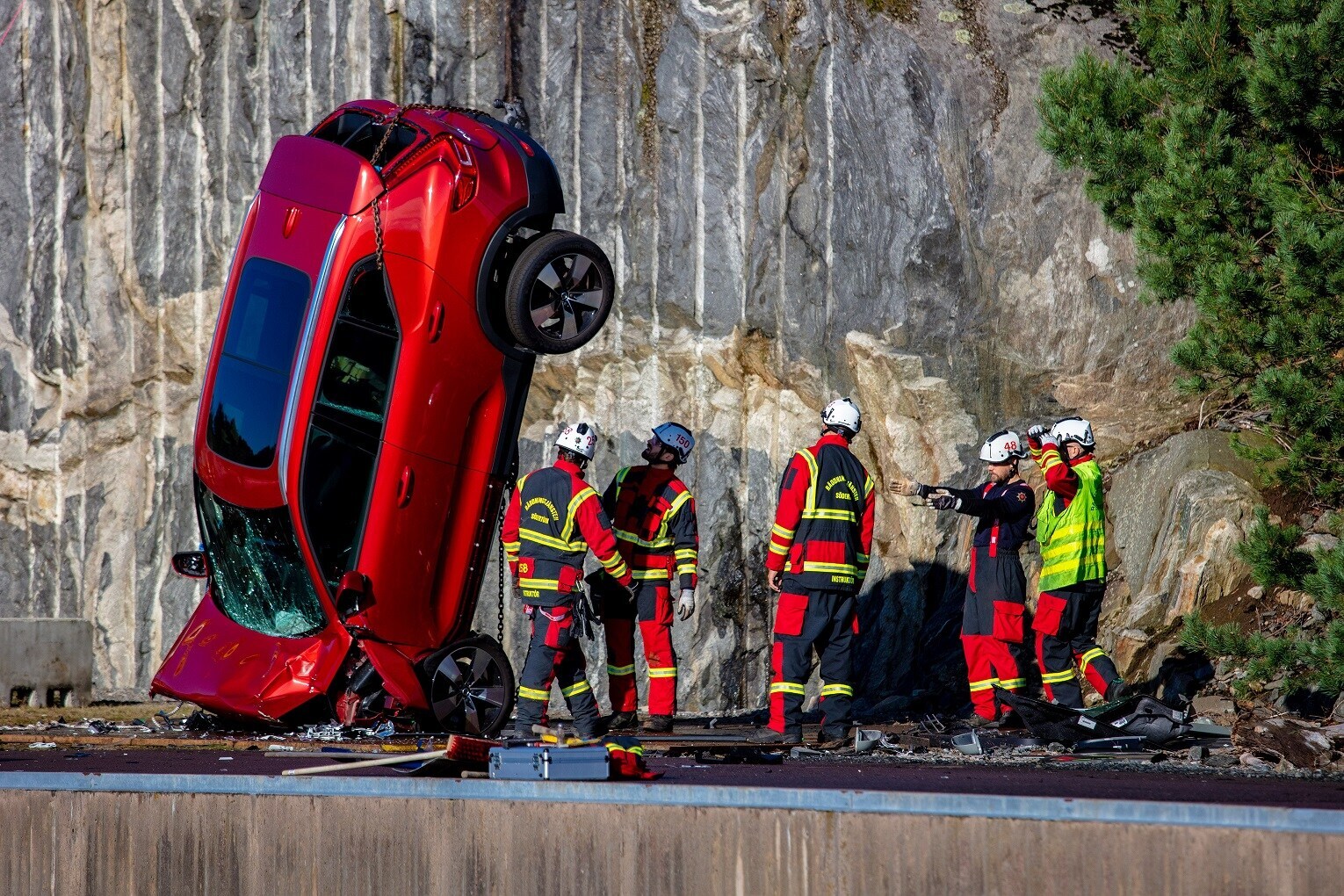 Βουτιά από 30 μέτρα για να σωθούν ζωές: Η Volvo Cars κάνει το πιο extreme crash test στην ιστορία της