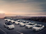Řada zaparkovaných vozů Volvo