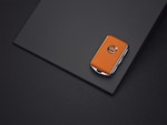 Oranža Volvo automašīnas atslēga. Šī ir jaunā Care Key atslēga drošākai braukšanai, kas ļauj vieglāk uzturēt drošu ātrumu