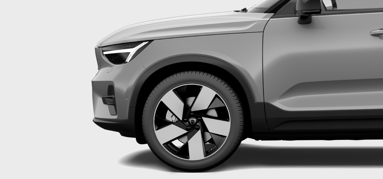 Seitenansicht der Fahrzeugfront mit Vorderrad.