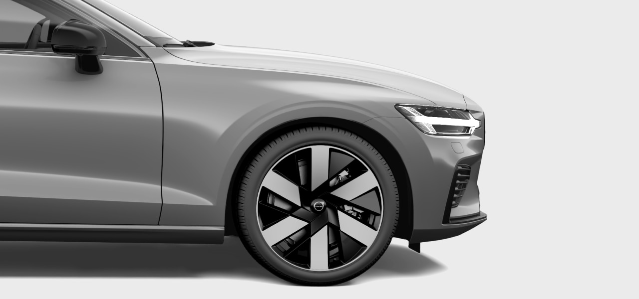 Vista lateral del morro del automóvil y el neumático.