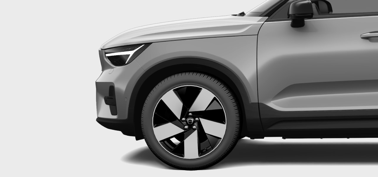 Vista laterale del davanti dell'auto e dello pneumatico.